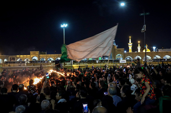 آئین سنتی مشعل گردانی نجفی‌ها در شب تاسوعا