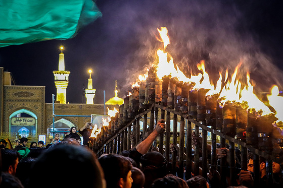 آئین سنتی مشعل گردانی نجفی‌ها در شب تاسوعا