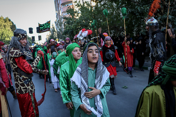 حرکت کاروان نمادین اسرای کربلا در مشهد