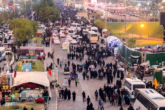 زائران پیاده اربعین در مسیر کربلا