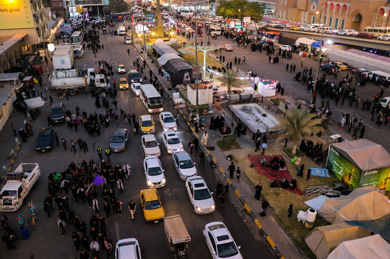 زائران پیاده اربعین در مسیر کربلا