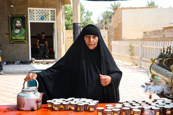 زائران پیاده اربعین در مسیر کربلا