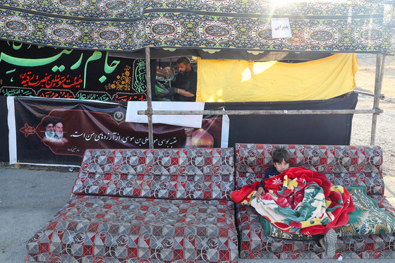 زائران پیاده حرم امام رضا (ع)