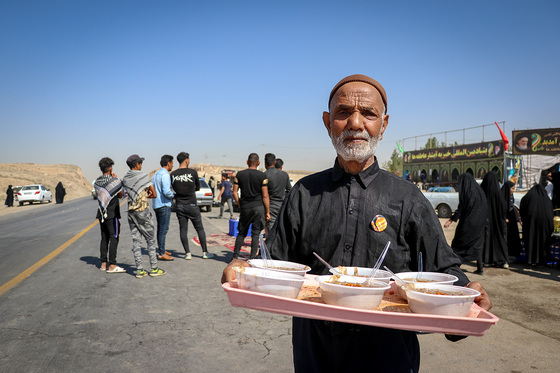 زائران پیاده در مسیر حرم مطهر رضوی