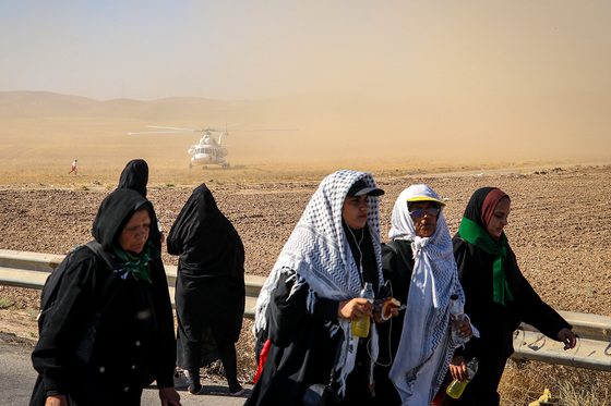 زائران پیاده در مسیر حرم مطهر رضوی