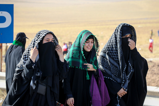 زائران پیاده در مسیر حرم مطهر رضوی