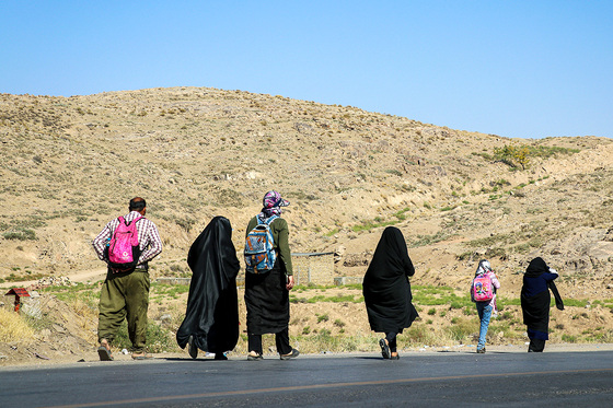 زائران پیاده در مسیر حرم مطهر رضوی