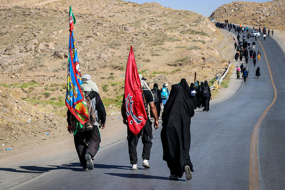 زائران پیاده در مسیر حرم مطهر رضوی