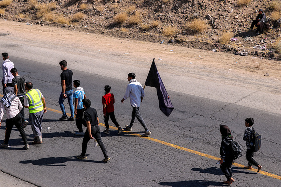 زائران پیاده در مسیر حرم مطهر رضوی