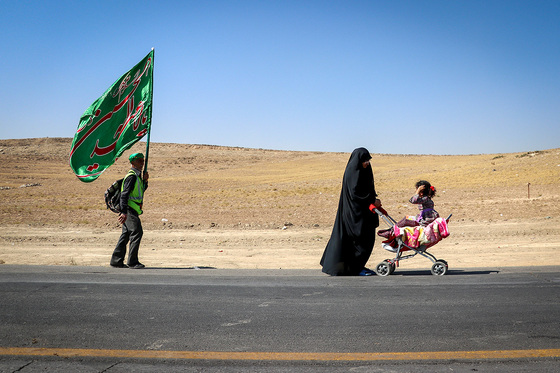 زائران پیاده در مسیر حرم مطهر رضوی