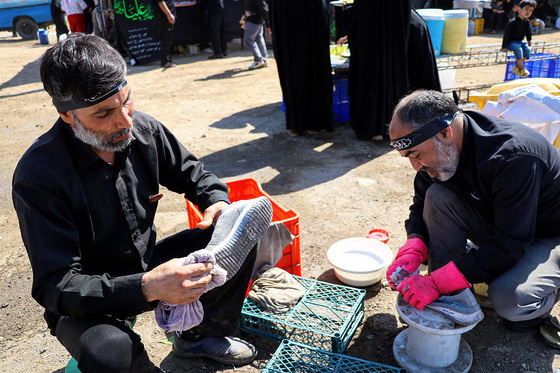 زائران پیاده در مسیر حرم مطهر رضوی