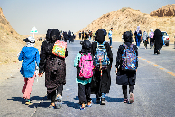 زائران پیاده در مسیر حرم مطهر رضوی