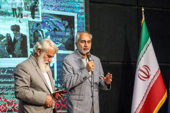 رونمایی از کتاب متولد چهل و دو