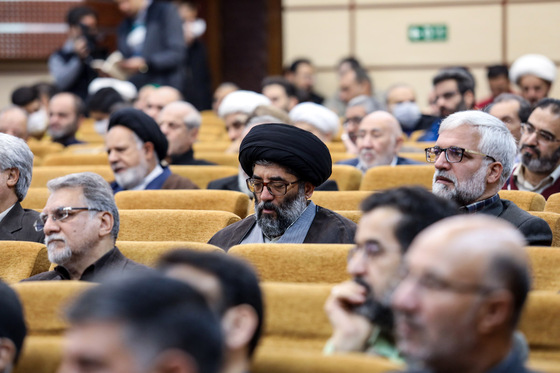 رونمایی از کتاب متولد چهل و دو