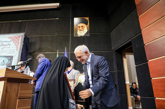 رونمایی از کتاب متولد چهل و دو