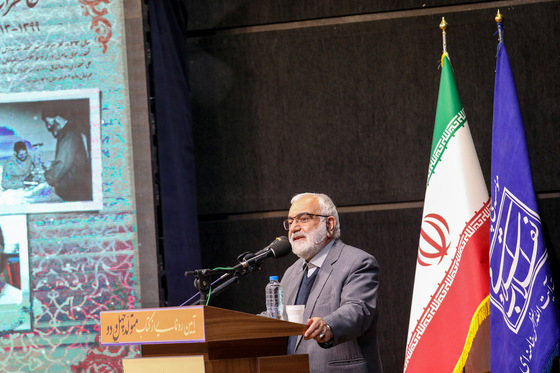 رونمایی از کتاب متولد چهل و دو