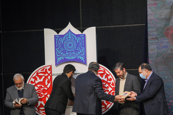 رونمایی از کتاب متولد چهل و دو