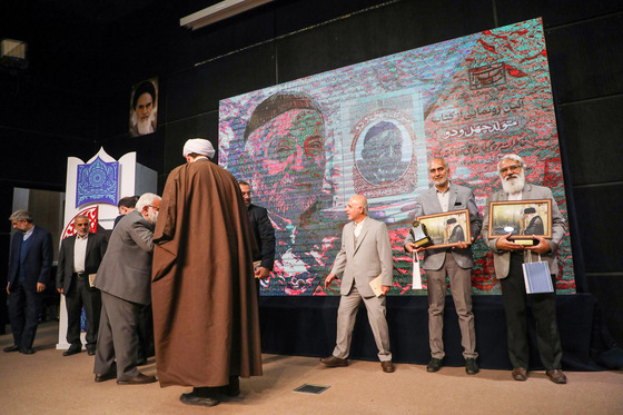 رونمایی از کتاب متولد چهل و دو
