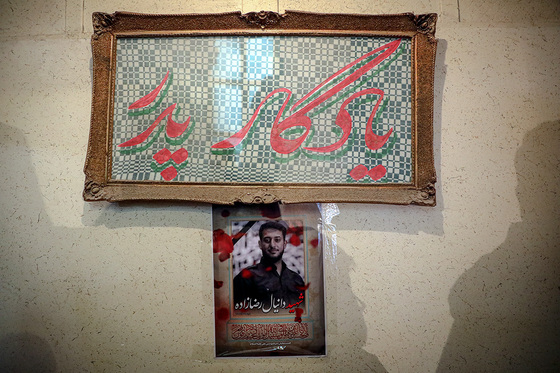 حضور مردم در محل شهادت دو دانشجوی بسیجی در خیابان حر عاملی