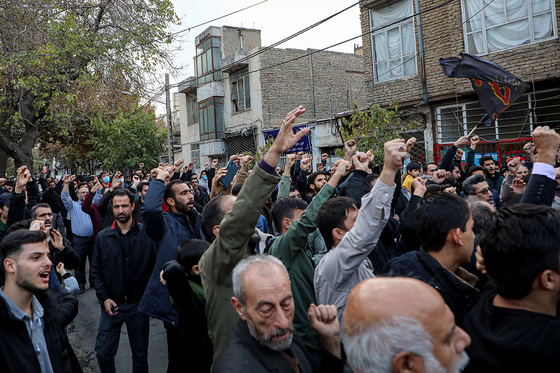 حضور مردم در محل شهادت دو دانشجوی بسیجی در خیابان حر عاملی