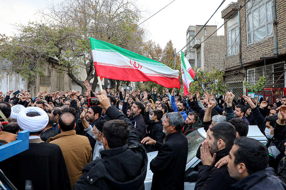 حضور مردم در محل شهادت دو دانشجوی بسیجی در خیابان حر عاملی