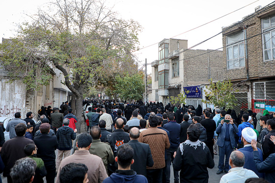 حضور مردم در محل شهادت دو دانشجوی بسیجی در خیابان حر عاملی