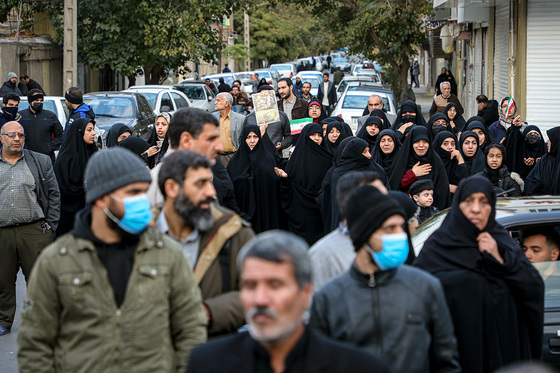 حضور مردم در محل شهادت دو دانشجوی بسیجی در خیابان حر عاملی
