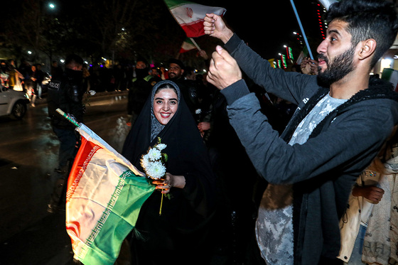 شادی مردم مشهد بعد از برد تیم ملی ایران 2