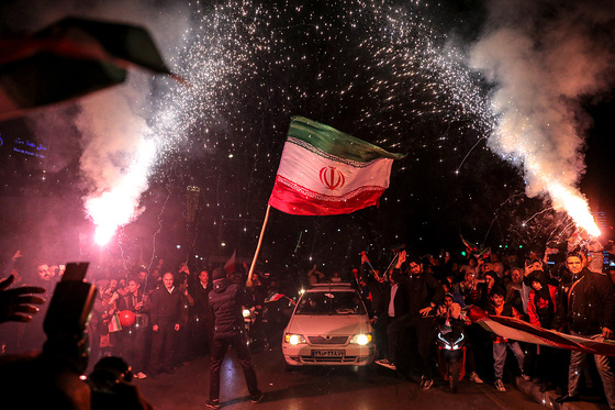 شادی مردم مشهد بعد از برد تیم ملی ایران 2