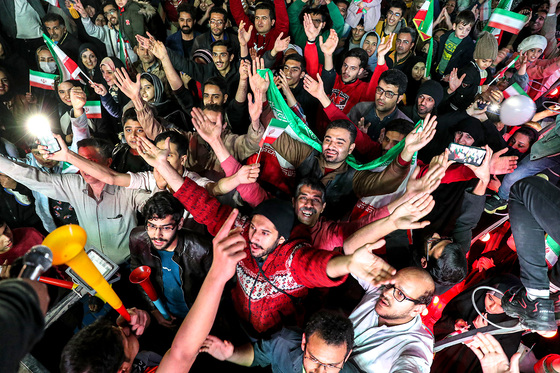 شادی مردم مشهد بعد از برد تیم ملی ایران 2
