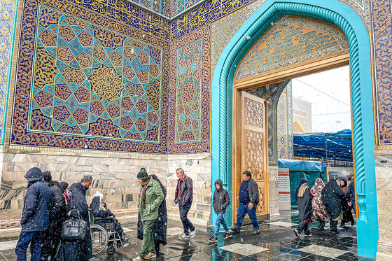 بارش اولین برف پاییزی در حرم مطهر رضوی 