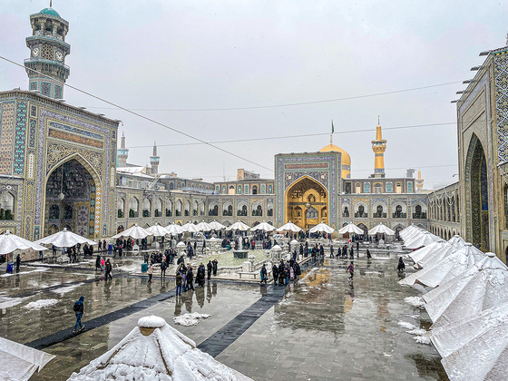 بارش اولین برف پاییزی در حرم مطهر رضوی 