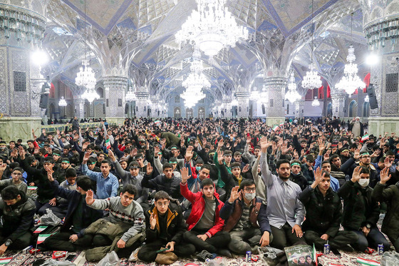 زيارت نوجوانان مشهدی به نيابت از شهداي نوجوان حادثه تروريستی شاهچراغ
