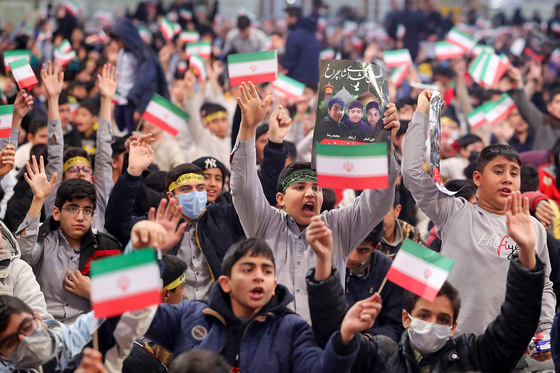 زيارت نوجوانان مشهدی به نيابت از شهداي نوجوان حادثه تروريستی شاهچراغ