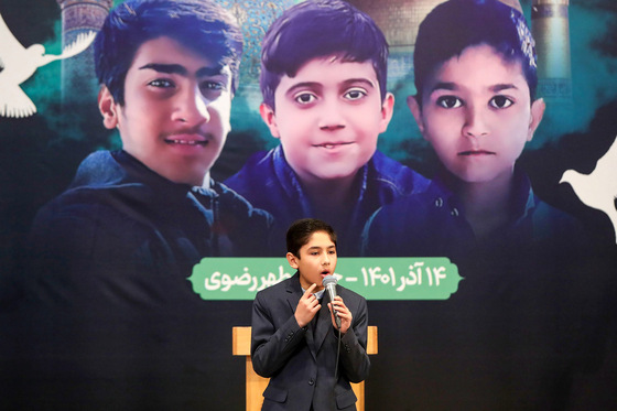 زيارت نوجوانان مشهدی به نيابت از شهداي نوجوان حادثه تروريستی شاهچراغ
