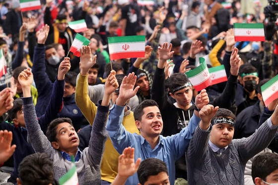 زيارت نوجوانان مشهدی به نيابت از شهداي نوجوان حادثه تروريستی شاهچراغ