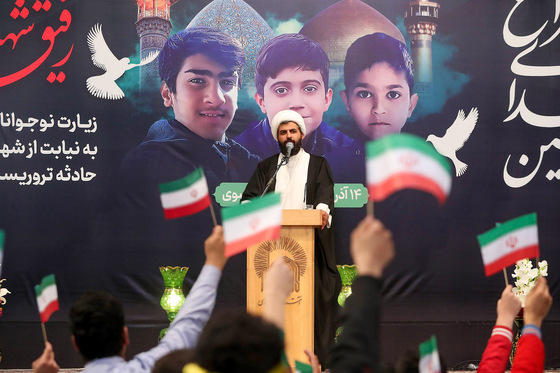 زيارت نوجوانان مشهدی به نيابت از شهداي نوجوان حادثه تروريستی شاهچراغ