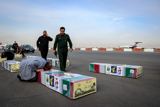 استقبال از پیکر مطهر ۱۲ شهید گمنام دفاع مقدس در فرودگاه هاشمی نژاد مشهد