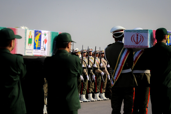 استقبال از پیکر مطهر ۱۲ شهید گمنام دفاع مقدس در فرودگاه هاشمی نژاد مشهد