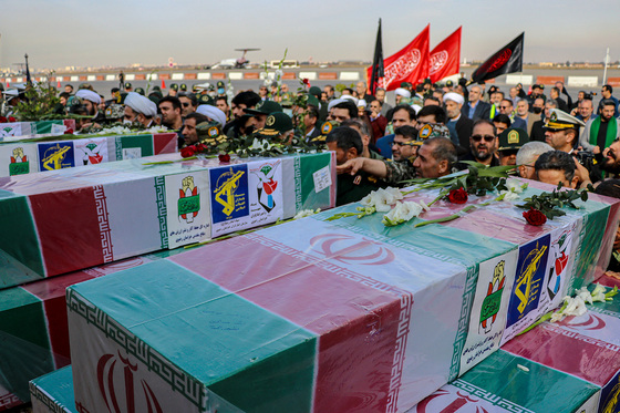 استقبال از پیکر مطهر ۱۲ شهید گمنام دفاع مقدس در فرودگاه هاشمی نژاد مشهد