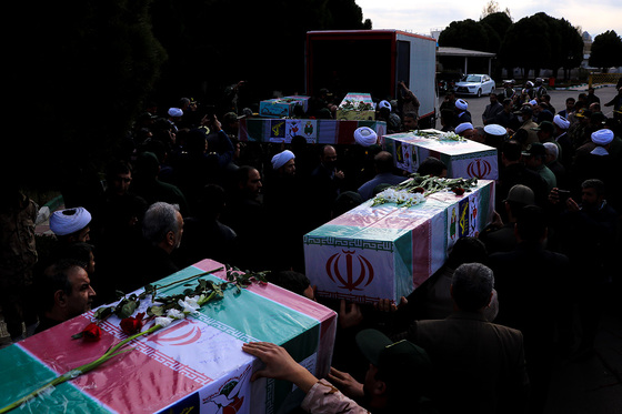 استقبال از پیکر مطهر ۱۲ شهید گمنام دفاع مقدس در فرودگاه هاشمی نژاد مشهد