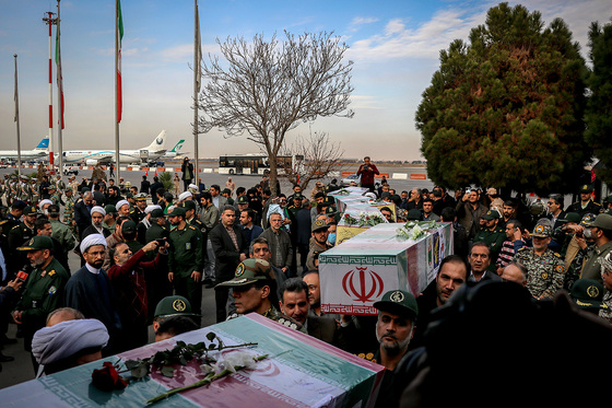 استقبال از پیکر مطهر ۱۲ شهید گمنام دفاع مقدس در فرودگاه هاشمی نژاد مشهد