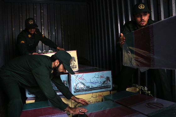 استقبال از پیکر مطهر ۱۲ شهید گمنام دفاع مقدس در فرودگاه هاشمی نژاد مشهد