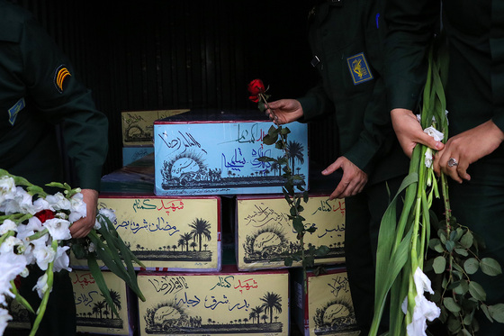 استقبال از پیکر مطهر ۱۲ شهید گمنام دفاع مقدس در فرودگاه هاشمی نژاد مشهد