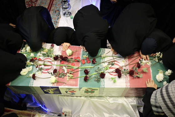 تشییع شهید گمنام در جمع دختران مدرسه امام رضا(ع)