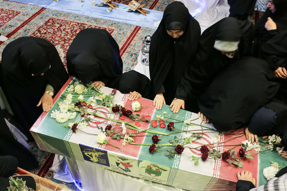 تشییع شهید گمنام در جمع دختران مدرسه امام رضا(ع)