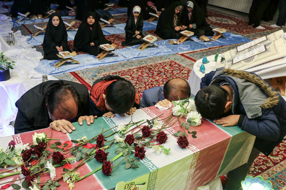 تشییع شهید گمنام در جمع دختران مدرسه امام رضا(ع)
