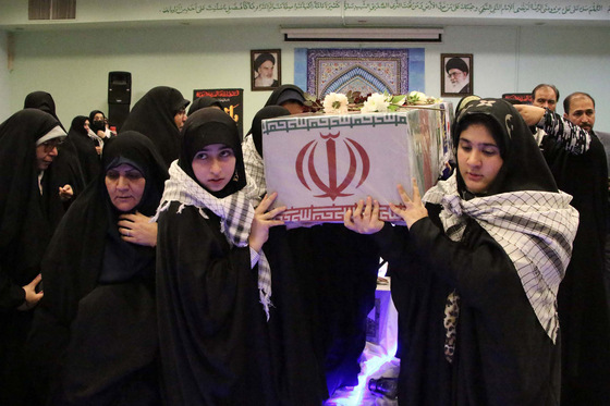 تشییع شهید گمنام در جمع دختران مدرسه امام رضا(ع)