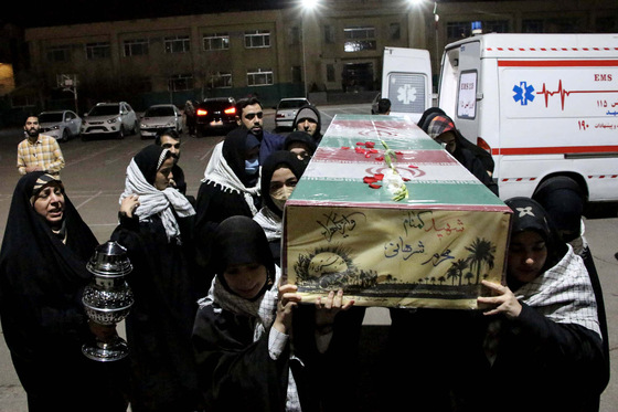 تشییع شهید گمنام در جمع دختران مدرسه امام رضا(ع)