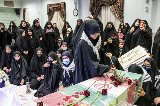 تشییع شهید گمنام در جمع دختران مدرسه امام رضا(ع)